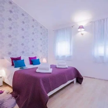 Apartment Stylish Suburb With Private Parking And Wi-fi In Residential Area Between City Centre And Hidrobaza Beach