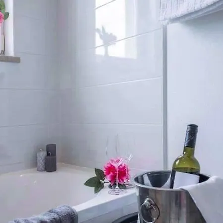 Apartment Stylish Suburb With Private Parking And Wi-fi In Residential Area Between City Centre And Hidrobaza Beach Pula