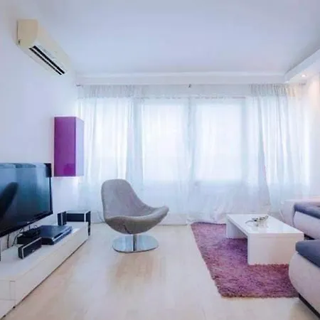 Stylish Suburb With Private Parking And Wi-fi In Residential Area Between City Centre And Hidrobaza Beach