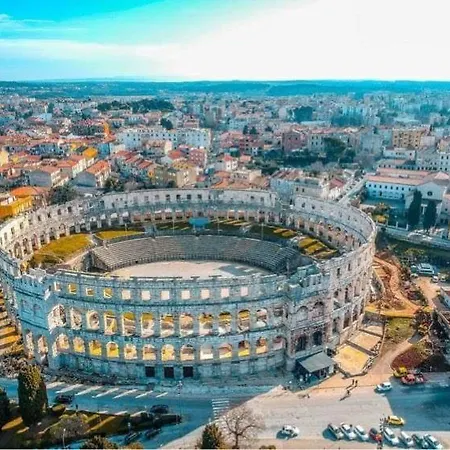 Apartment Stylish Suburb With Private Parking And Wi-fi In Residential Area Between City Centre And Hidrobaza Beach Pula