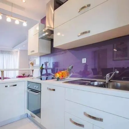 Stylish Suburb With Private Parking And Wi-fi In Residential Area Between City Centre And Hidrobaza Beach Apartment Pula