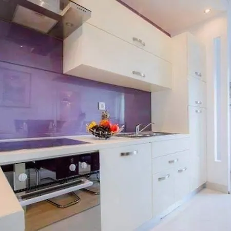 Apartment Stylish Suburb With Private Parking And Wi-fi In Residential Area Between City Centre And Hidrobaza Beach Pula