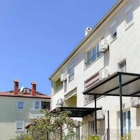 Apartment Stylish Suburb With Private Parking And Wi-fi In Residential Area Between City Centre And Hidrobaza Beach